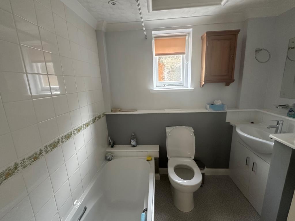 Lot: 41 - DETACHED BUNGALOW WITH LARGE GARDEN - Bathroom with W.C.